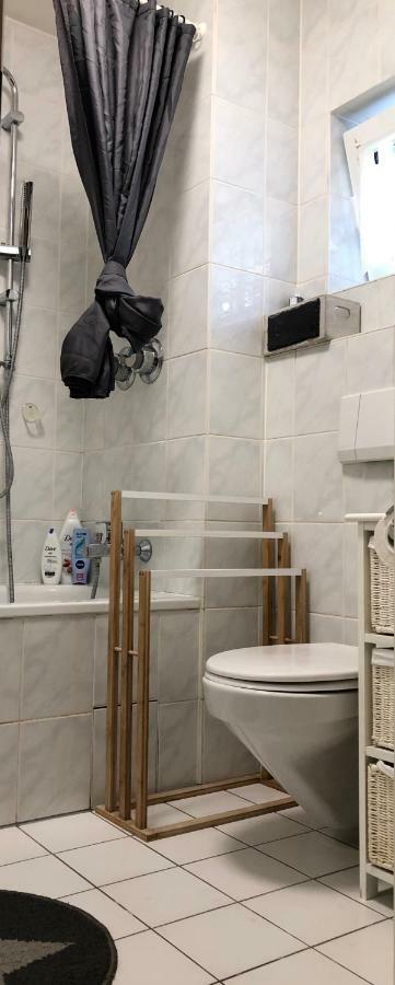 Parkplatz Und Balkon - Burberg'S Heimathafen In Висбаден Екстериор снимка